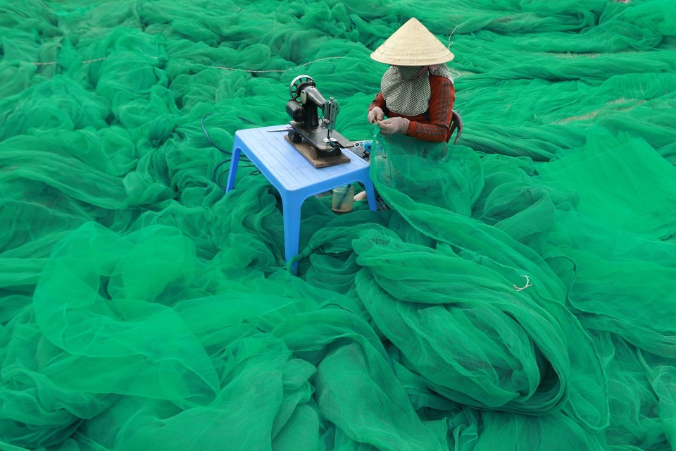 Những khoảnh khắc đặc biệt của phụ nữ Việt Nam trong đời thường - 11
Phụ nữ xã Vĩnh Hải (Ninh Hải, Ninh Thuận) vá lưới chuẩn bị cho ngư dân ra khơi.