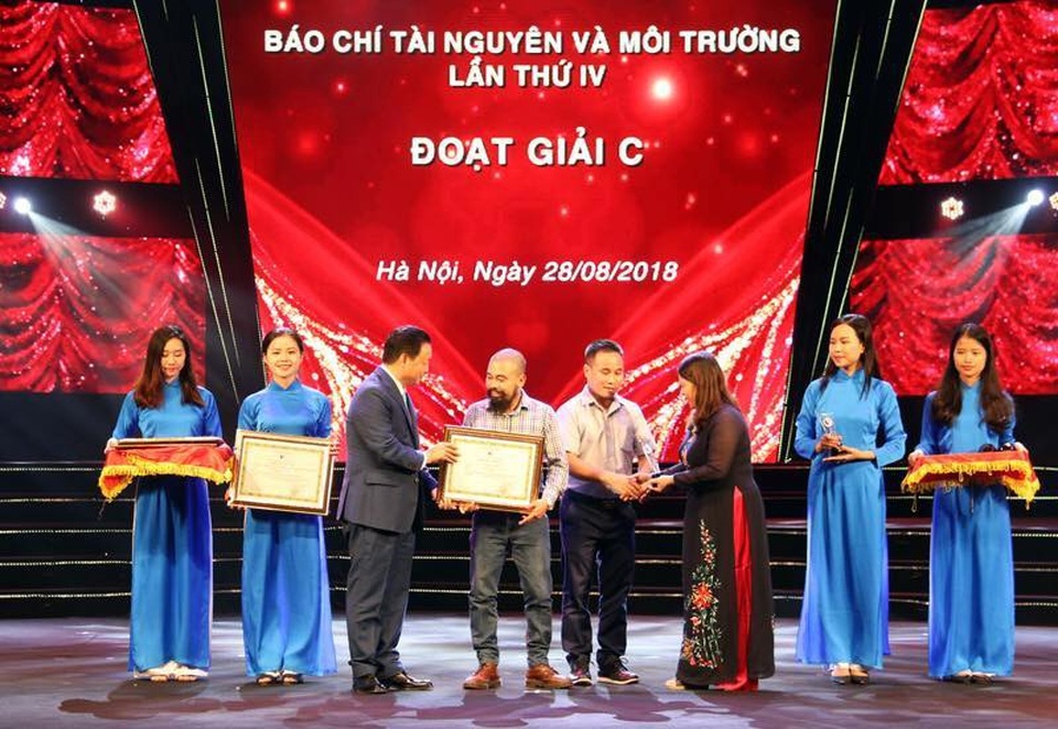 Báo Dân trí đoạt giải báo chí Tài nguyên và Môi trường với loạt bài vụ áp thuế chấn động - 2
Nhà báo Anh Thế và Trung Kiên thay mặt nhóm tác giả nhận giải C với loạt bài vụ áp thuế 5,7 tỷ chấn động.