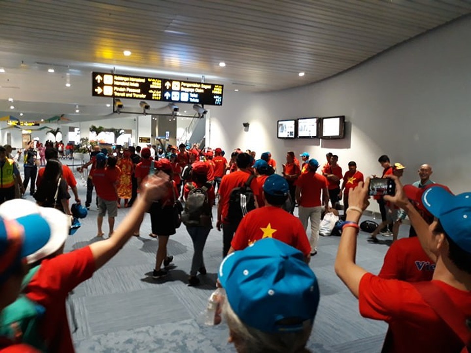 Cổ động viên Việt Nam "nhuộm đỏ" sân bay Indonesia trước giờ bóng lăn - 1 Không khí đang rất hào hứng ngay khi đoàn vừa đặt chân xuống đất nước Indonesia