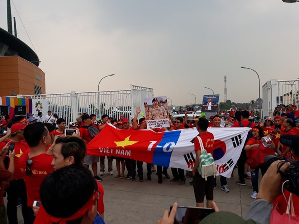 Cổ động viên Việt Nam "đốt nóng" không khí trên sân vận động Indonesia - 5 Dự báo Việt Nam thắng Hàn Quốc 1 - 0