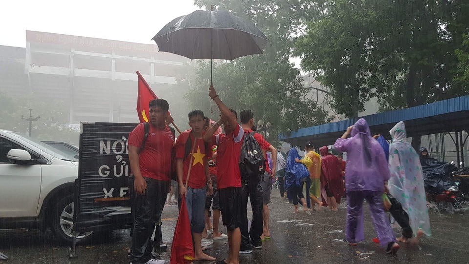 Người hâm mộ ngỡ ngàng với tuyệt phẩm của Minh Vương - 18
CĐV lội nước đổ về sân Lạch Tray (Ảnh: Hải Sâm)
