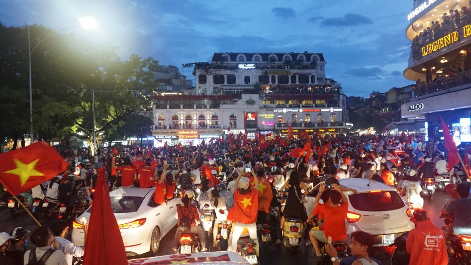 Bờ Hồ vẫn rực pháo sáng, chật kín cổ động viên reo hò sau trận thua 1-3 - 3 Bờ Hồ vẫn rực pháo sáng, chật kín cổ động viên reo hò sau trận thua 1-3 - 3