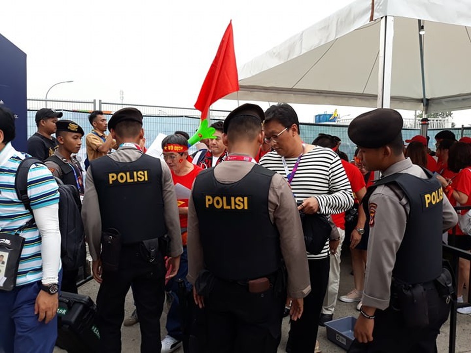 Cổ động viên Việt Nam "đốt nóng" không khí trên sân vận động Indonesia - 6 Kiểm tra an ninh chặt chẽ