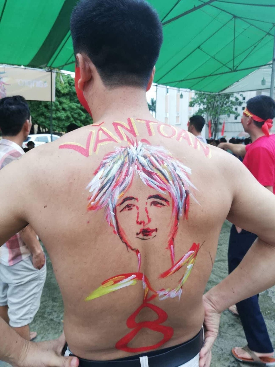 Người hâm mộ ngỡ ngàng với tuyệt phẩm của Minh Vương - 41
Thể hiện tình yêu với Văn Toàn. (Ảnh: Tiến Nguyên)