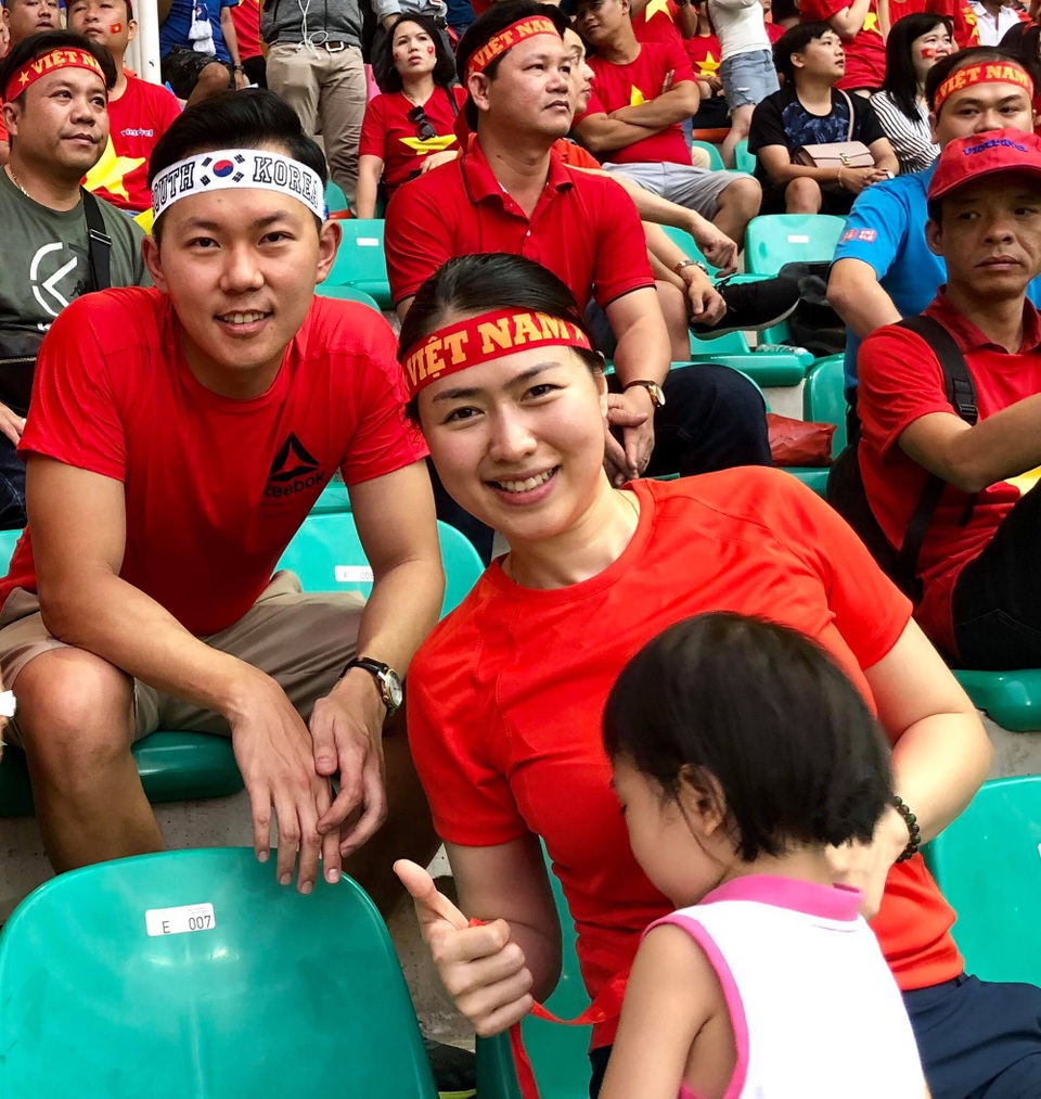 Người hâm mộ ngỡ ngàng với tuyệt phẩm của Minh Vương - 2
Đôi vợ chồng Việt Nam - Hàn Quốc vui mừng sau bàn gỡ của Olympic Việt Nam. (Ảnh: Như Quỳnh)
