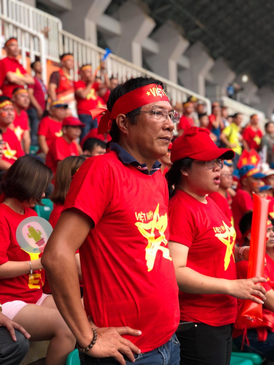 Người hâm mộ ngỡ ngàng với tuyệt phẩm của Minh Vương - 19
Đạo diễn - diễn viên Trọng Trinh trực tiếp có mặt tại Indonesia để cổ vũ, buồn não nề khi tuyển Việt Nam liên tục nhận bàn thua. (Ảnh: Như Quỳnh)
