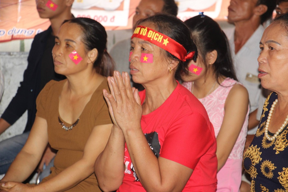 Người hâm mộ ngỡ ngàng với tuyệt phẩm của Minh Vương - 23
Nỗi lo lắng, căng thẳng hiện rõ trên gương mặt bố mẹ trung vệ Bùi Tiến Dũng (Ảnh: Xuân Sinh)