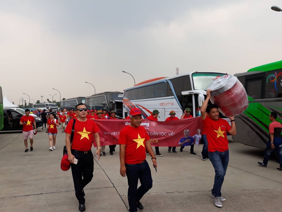 Cổ động viên Việt Nam "đốt nóng" không khí trên sân vận động Indonesia - 7
Không khí tại sân trước trận đấu rất náo nhiệt