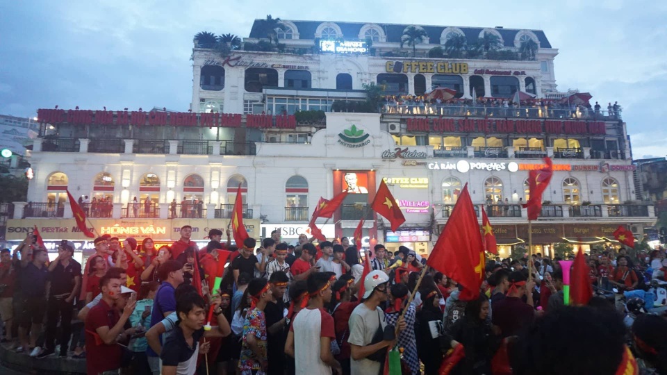 Bờ Hồ vẫn rực pháo sáng, chật kín cổ động viên reo hò sau trận thua 1-3 - 5 Bờ Hồ vẫn rực pháo sáng, chật kín cổ động viên reo hò sau trận thua 1-3 - 5