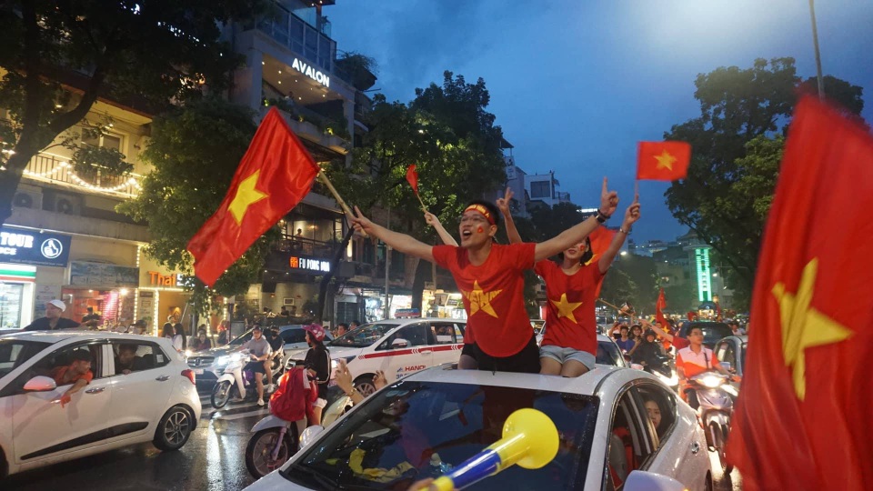 Bờ Hồ vẫn rực pháo sáng, chật kín cổ động viên reo hò sau trận thua 1-3 - 6 Bờ Hồ vẫn rực pháo sáng, chật kín cổ động viên reo hò sau trận thua 1-3 - 6