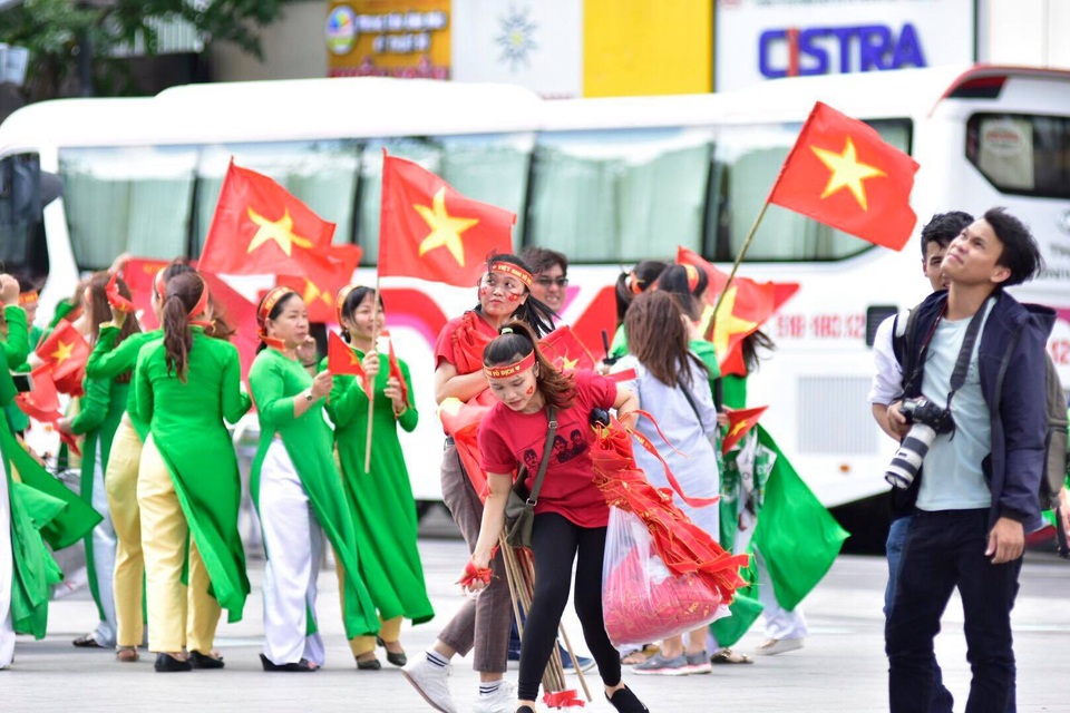 Khắp nơi ngập tràn sắc đỏ cổ vũ cho Olympic Việt Nam - 18 Khắp nơi ngập tràn sắc đỏ cổ vũ cho Olympic Việt Nam - 18