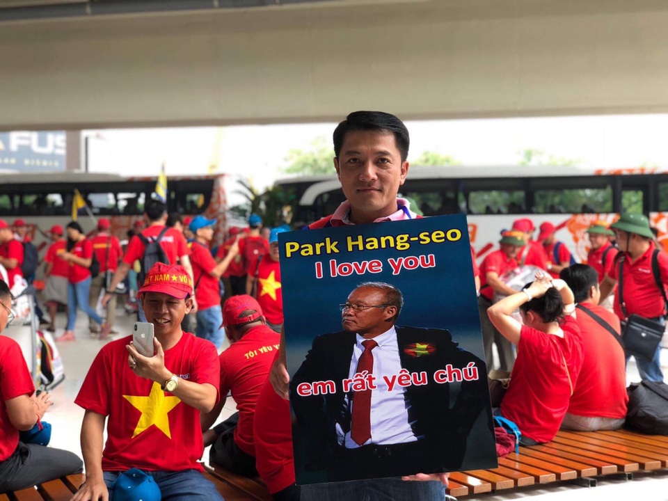 
CĐV gửi lời tỏ tình đến vị nhạc trưởng Park Hang-seo: Em rất yêu chú (Ảnh: Công Quang)
