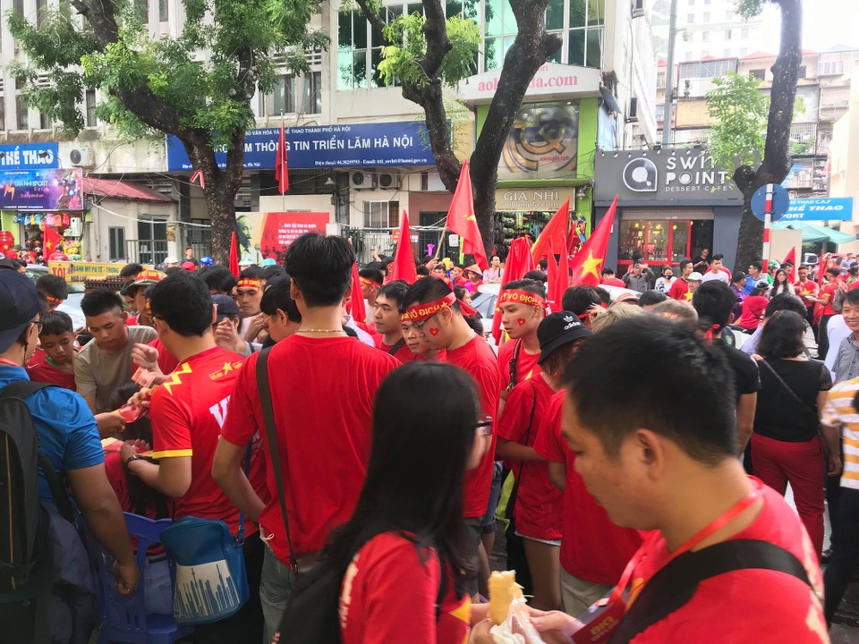 Khắp nơi ngập tràn sắc đỏ cổ vũ cho Olympic Việt Nam - 1
Sắc đỏ trước sân Hàng Đẫy (Hà Nội) (Ảnh: Trần Thanh)