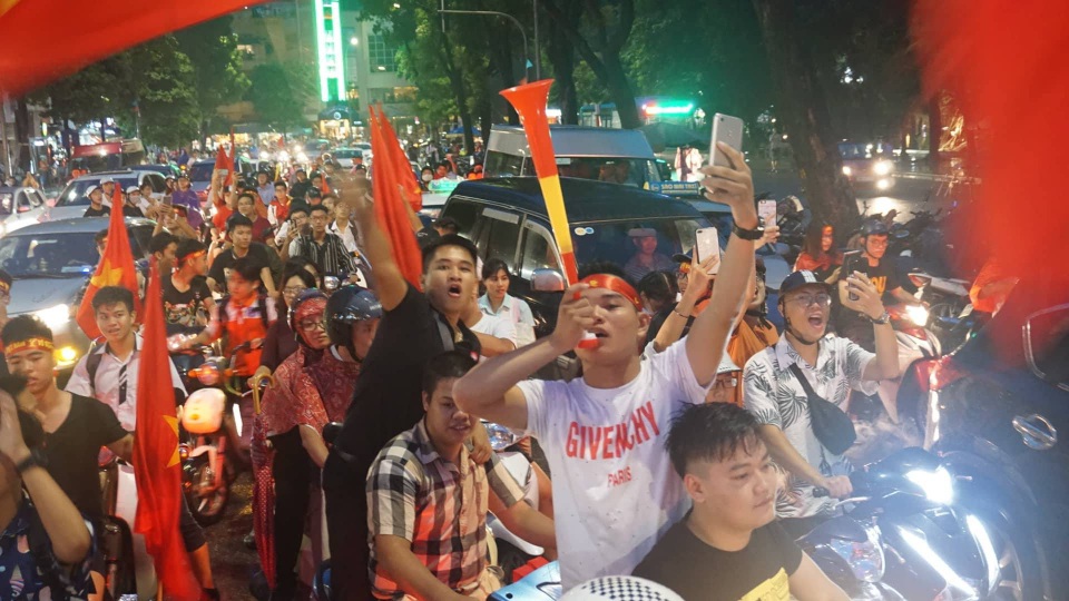 Bờ Hồ vẫn rực pháo sáng, chật kín cổ động viên reo hò sau trận thua 1-3 - 9 Bờ Hồ vẫn rực pháo sáng, chật kín cổ động viên reo hò sau trận thua 1-3 - 9