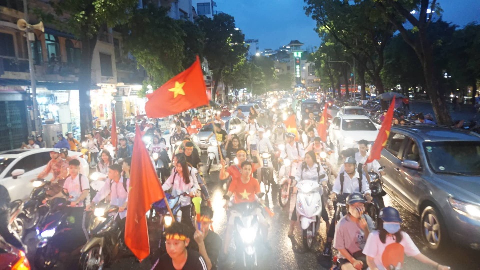Bờ Hồ vẫn rực pháo sáng, chật kín cổ động viên reo hò sau trận thua 1-3 - 10 Bờ Hồ vẫn rực pháo sáng, chật kín cổ động viên reo hò sau trận thua 1-3 - 10