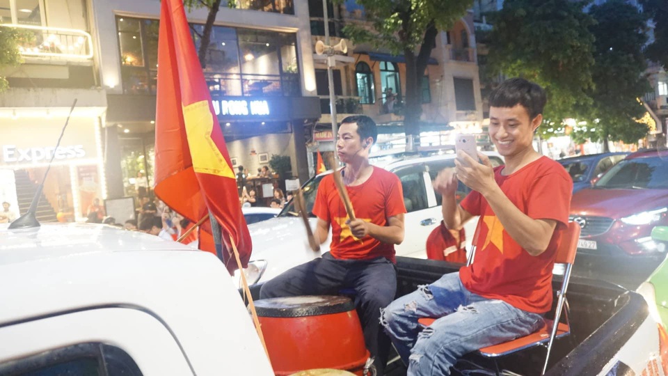 Bờ Hồ vẫn rực pháo sáng, chật kín cổ động viên reo hò sau trận thua 1-3 - 11 Bờ Hồ vẫn rực pháo sáng, chật kín cổ động viên reo hò sau trận thua 1-3 - 11
