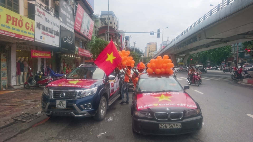 Người hâm mộ ngỡ ngàng với tuyệt phẩm của Minh Vương - 43
Một nhóm cổ động viên tại ngã tư Trần Khát Chân - phố Huế - Hà Nội (Ảnh: Nguyễn Dương)