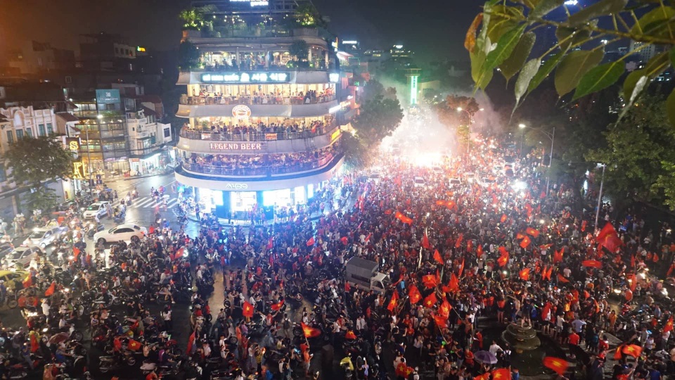 Bờ Hồ vẫn rực pháo sáng, chật kín cổ động viên reo hò sau trận thua 1-3 - 1 Bờ Hồ vẫn rực pháo sáng, chật kín cổ động viên reo hò sau trận thua 1-3 - 1