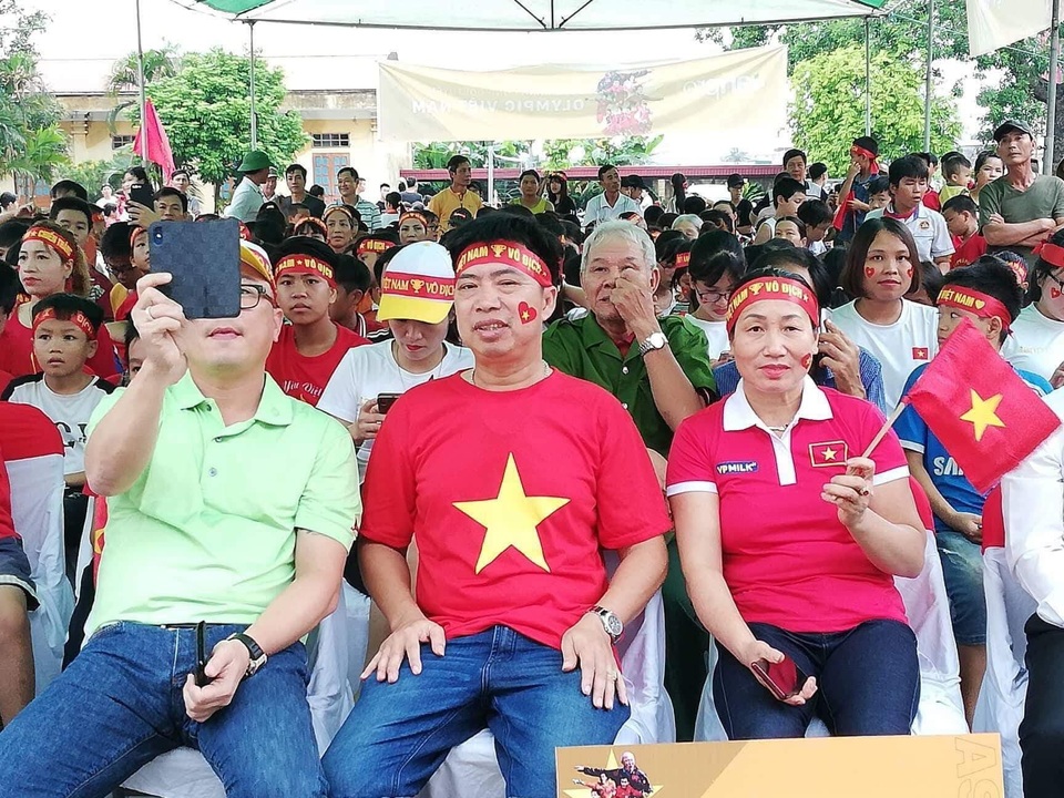 Người hâm mộ ngỡ ngàng với tuyệt phẩm của Minh Vương - 42
Bố mẹ Văn Toàn ra cổ vũ cho con tại điểm chiếu tập trung. (Ảnh: Tiến Nguyên)