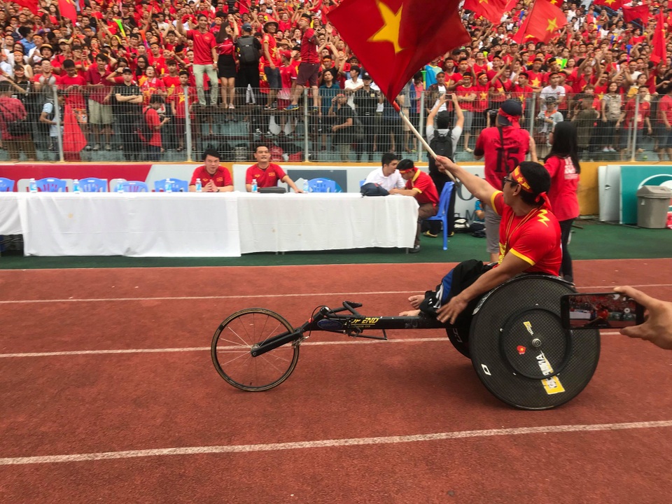 Người hâm mộ ngỡ ngàng với tuyệt phẩm của Minh Vương - 25
Anh Trần Phúc Đạt (CLB Thể thao người khuyết tật Hà Nội) chúc đội tuyển Olympic Việt Nam thi đấu hết mình vì màu cờ sắc áo và với tinh thần tốt nhất. (Ảnh: Trần Thanh)
