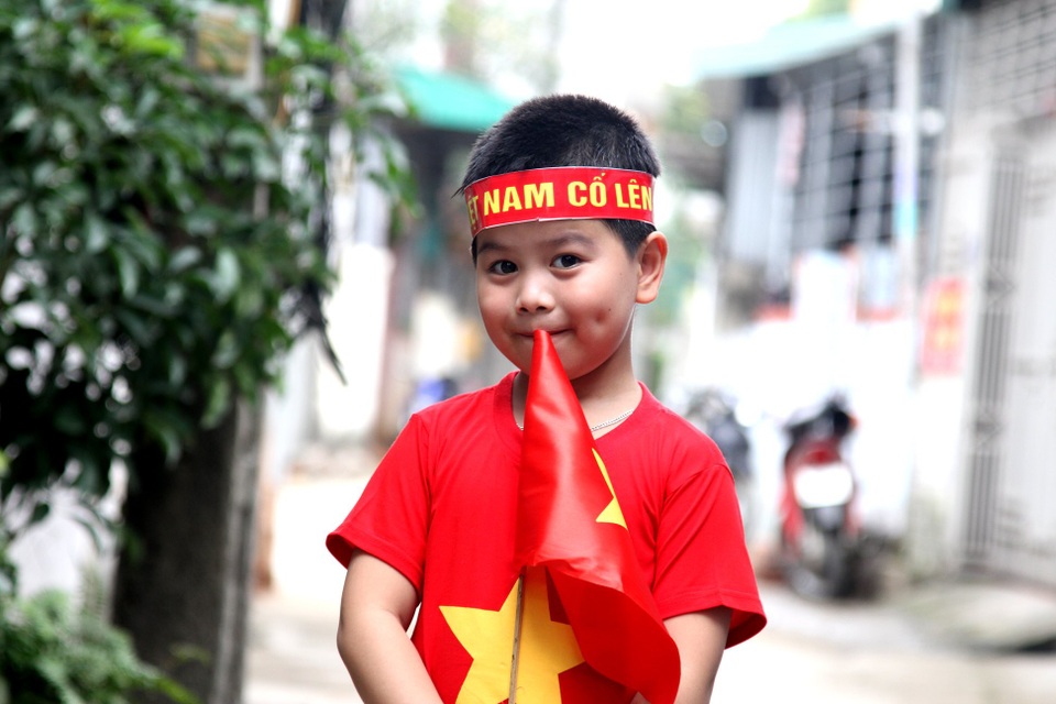 Khắp nơi ngập tràn sắc đỏ cổ vũ cho Olympic Việt Nam - 10
Những em nhỏ cũng được bố mẹ mua cho những băng rôn nhỏ cột trên đầu để cổ vũ cho đội Olympic Việt Nam.