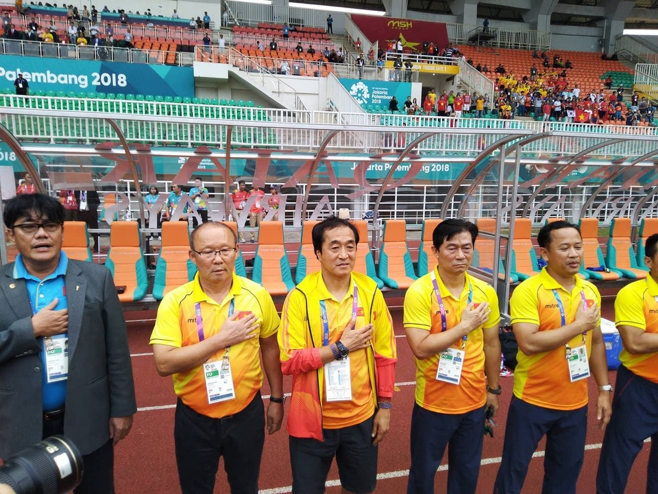 Olympic Việt Nam 1-3 Olympic Hàn Quốc: Dấu ấn của đẳng cấp - 12
Ban huấn luyện của Olympic Việt Nam