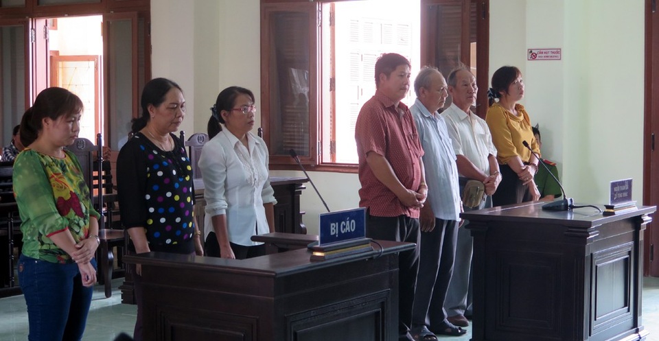 39 năm tù cho nguyên kế toán và thủ quỹ Trường Chính trị tỉnh Phú Yên vì tham ô - 1 Các bị cáo nghe tòa tuyên án