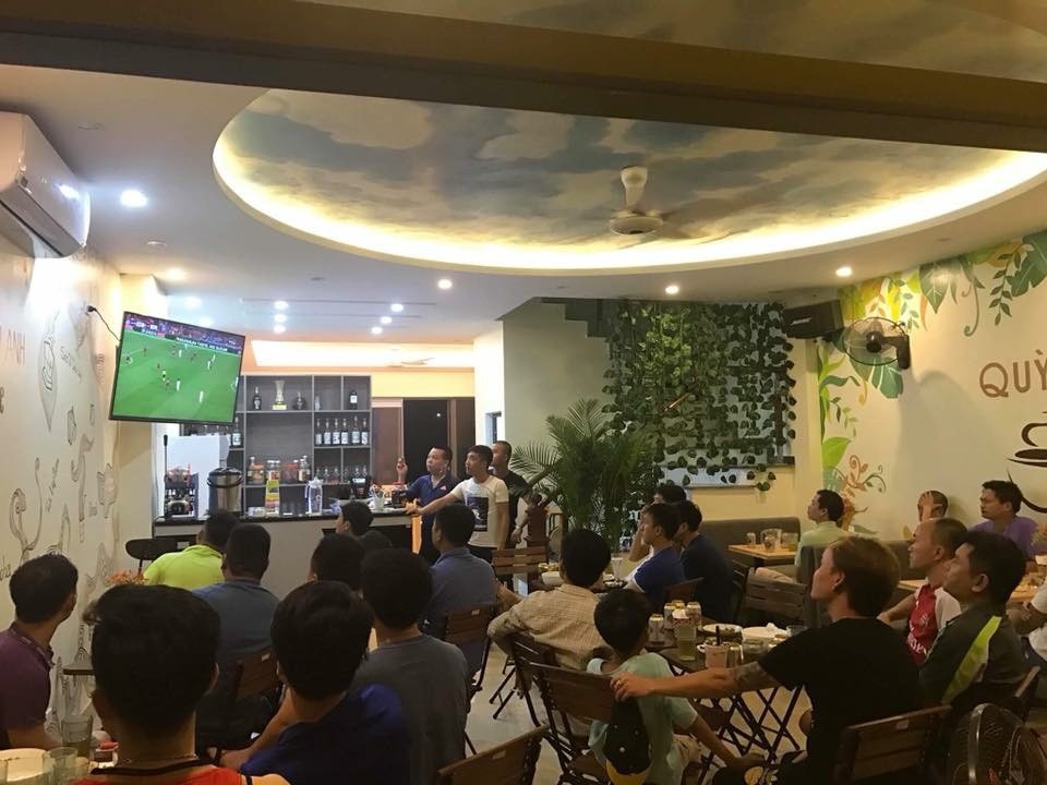 Trước trận đấu với tuyển Hàn Quốc: Nhiều nhà hàng, quán cà phê đã "kín khách" đặt bàn - 5 Quán cà phê những ngày có bóng đá đều rất đông người