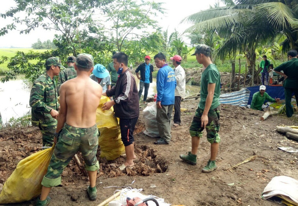 Căng mình cứu đoạn đê xung yếu - 4