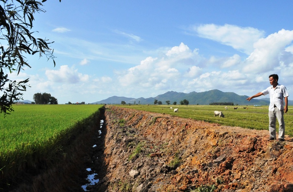 Ông Phạm Hoàng Bảo - Phó Chủ tịch UBND xã Vĩnh Gia cho biết tuyến bờ bao tạm này vừa được gia cố