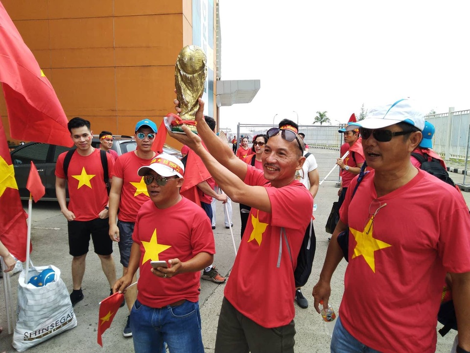 Olympic Việt Nam 1-3 Olympic Hàn Quốc: Dấu ấn của đẳng cấp - 22
Cổ động viên Việt Nam có mặt ở sân Pakansari từ rất sớm