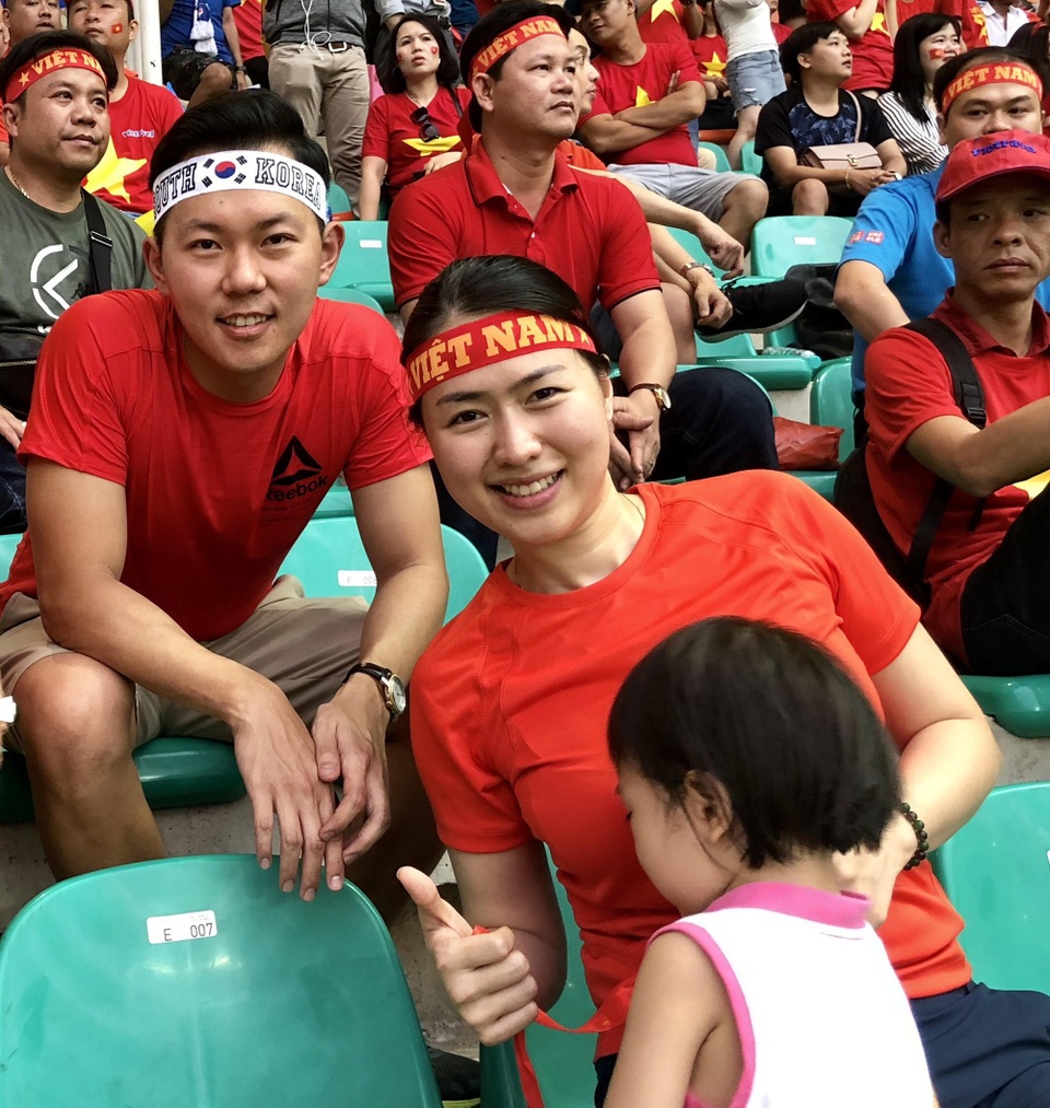 Chàng rể Hàn Quốc cổ vũ cho Olympic Việt Nam trong trận bán kết - 1
Cặp vợ chồng Hàn - Việt, anh Soo Hong và chị Hà tại khán đài của cổ động viên Việt Nam