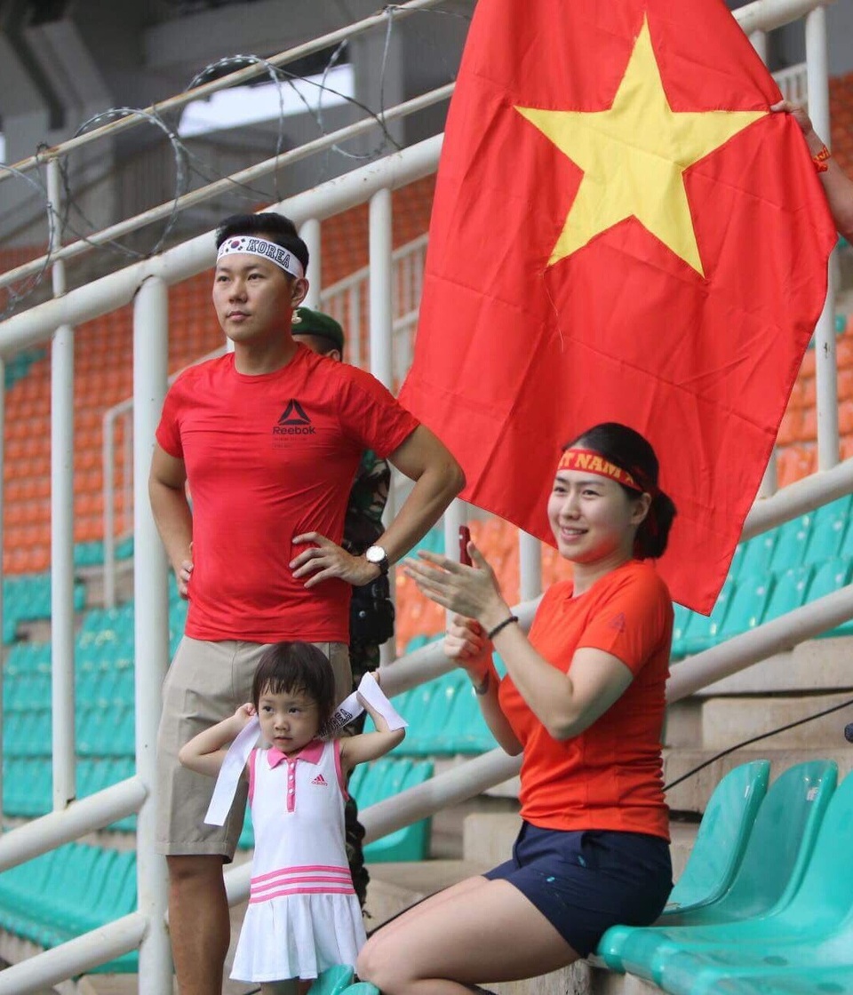 Chàng rể Hàn Quốc cổ vũ cho Olympic Việt Nam trong trận bán kết - 2
Hai vợ chồng muốn cổ vũ cho Olympic Việt Nam nhiều hơn