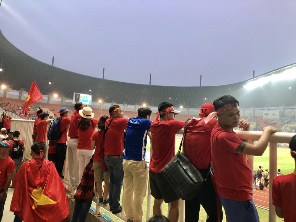 Cổ động viên trên sân hô vang tên ông Park Hang Seo dù Olympic Việt Nam thua - 1 Cổ động viên trên sân hô vang tên ông Park Hang Seo dù Olympic Việt Nam thua - 1