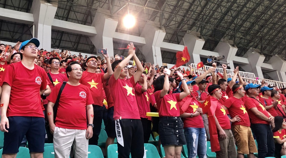 Cổ động viên trên sân hô vang tên ông Park Hang Seo dù Olympic Việt Nam thua - 6 Cổ động viên trên sân hô vang tên ông Park Hang Seo dù Olympic Việt Nam thua - 6