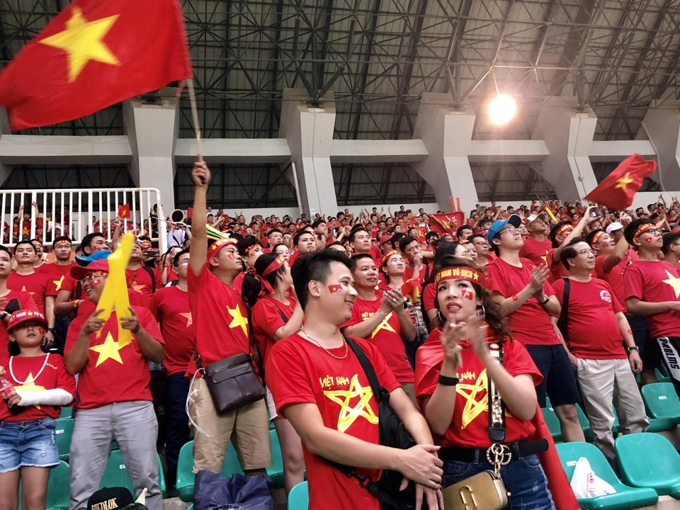 Cổ động viên trên sân hô vang tên ông Park Hang Seo dù Olympic Việt Nam thua - 7 Cổ động viên trên sân hô vang tên ông Park Hang Seo dù Olympic Việt Nam thua - 7