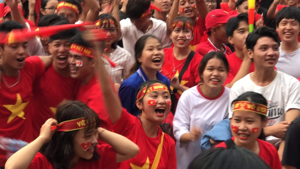 Người hâm mộ ngỡ ngàng với tuyệt phẩm của Minh Vương - 3
Niềm vui của cổ động viên Huế (Ảnh: Đại Dương)