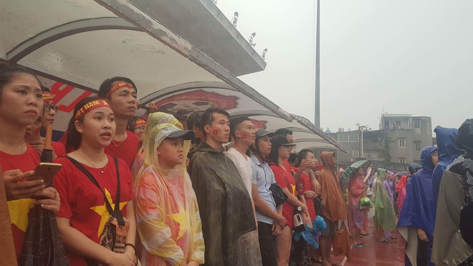 Người hâm mộ ngỡ ngàng với tuyệt phẩm của Minh Vương - 8
Nỗi buồn của cổ động viên Hải Phòng khi hiệp 1 khép lại