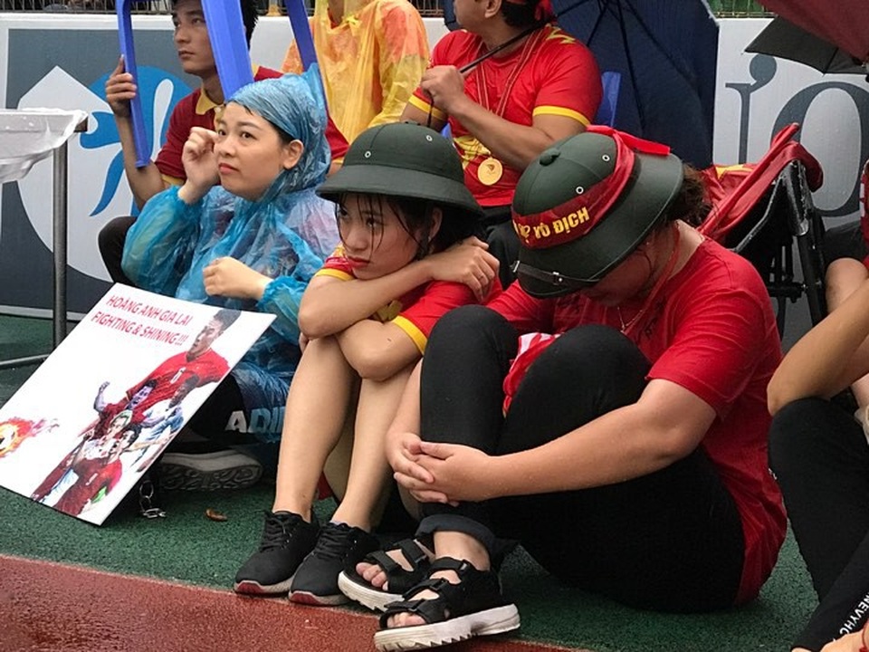 Người hâm mộ ngỡ ngàng với tuyệt phẩm của Minh Vương - 5
Nỗi buồn trên sân Hàng Đãy khi Olympic Việt Nam nhận bàn thua thứ 3 (Ảnh: Trần Thanh)
