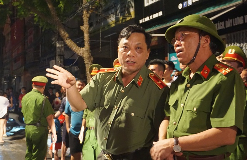 Cháy 3 ngôi nhà trên phố sầm uất bậc nhất Thanh Hóa - 3
Thiếu tướng Nguyễn Hải Trung, Giám đốc Công an tỉnh Thanh Hóa chỉ đạo trực tiếp tại hiện trường