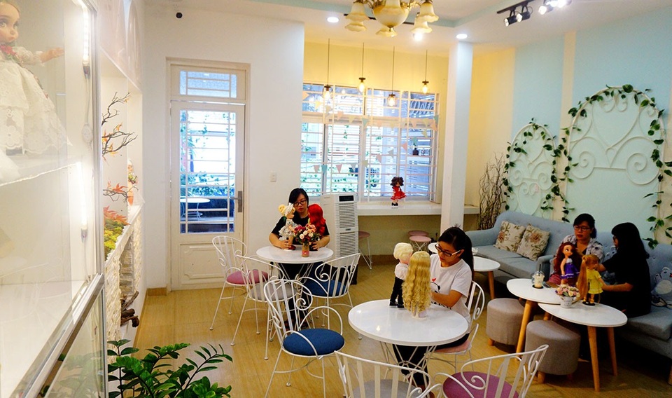 Quán cà phê "độc" sở hữu bộ sưu tập búp bê suýt soát tiền tỷ - 2 Quán gồm 2 tầng, với kiểu trang trí rộng rãi thoáng mát.