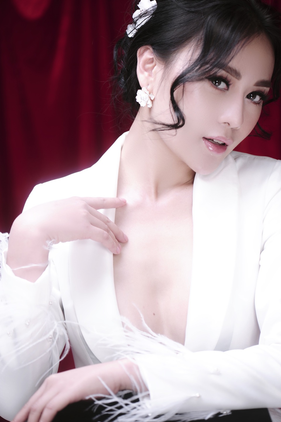Phương Oanh kiệt quệ cả sức khoẻ lẫn nhan sắc sau khi đóng “Quỳnh búp bê” - 2 Sau hơn 1 tháng tạm dừng chiếu, phim truyền hình “Quỳnh búp bê” sắp được phát sóng trở lại. Để kỷ niệm dịp này, Phương Oanh - nữ chính của phim vừa thực hiện một bộ hình thời trang mới.