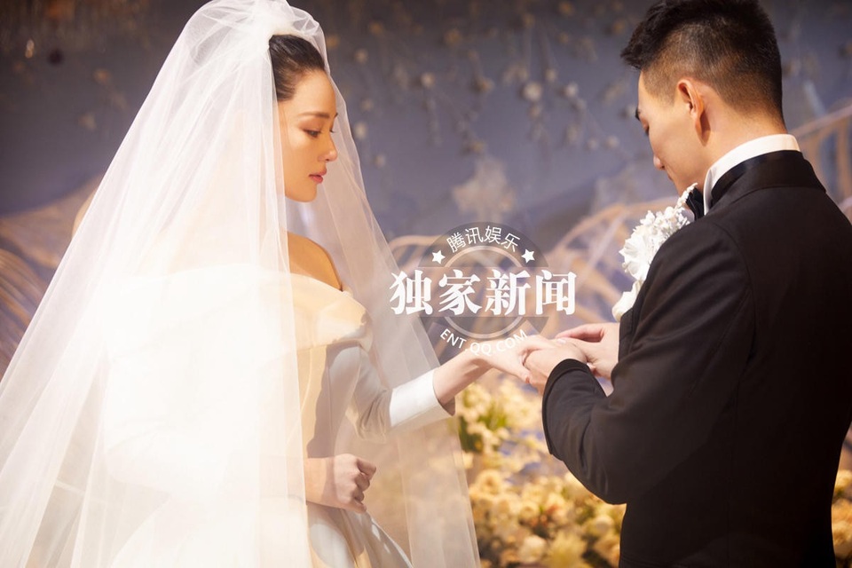 “Tình địch” cũ của Phạm Băng Băng xinh như công chúa trong hôn lễ - 1
Trương Hinh Dư và Hà Tiệp tổ chức hôn lễ, ngày 27/8.