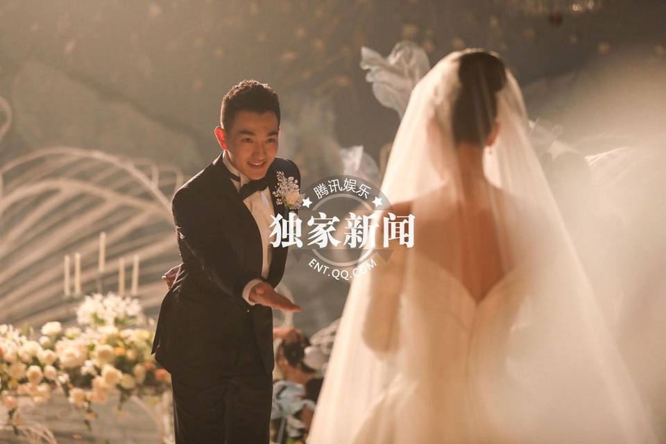 “Tình địch” cũ của Phạm Băng Băng xinh như công chúa trong hôn lễ - 2
Chú rể Hà Tiệp hạnh phúc khi tìm được tình yêu đích thực...