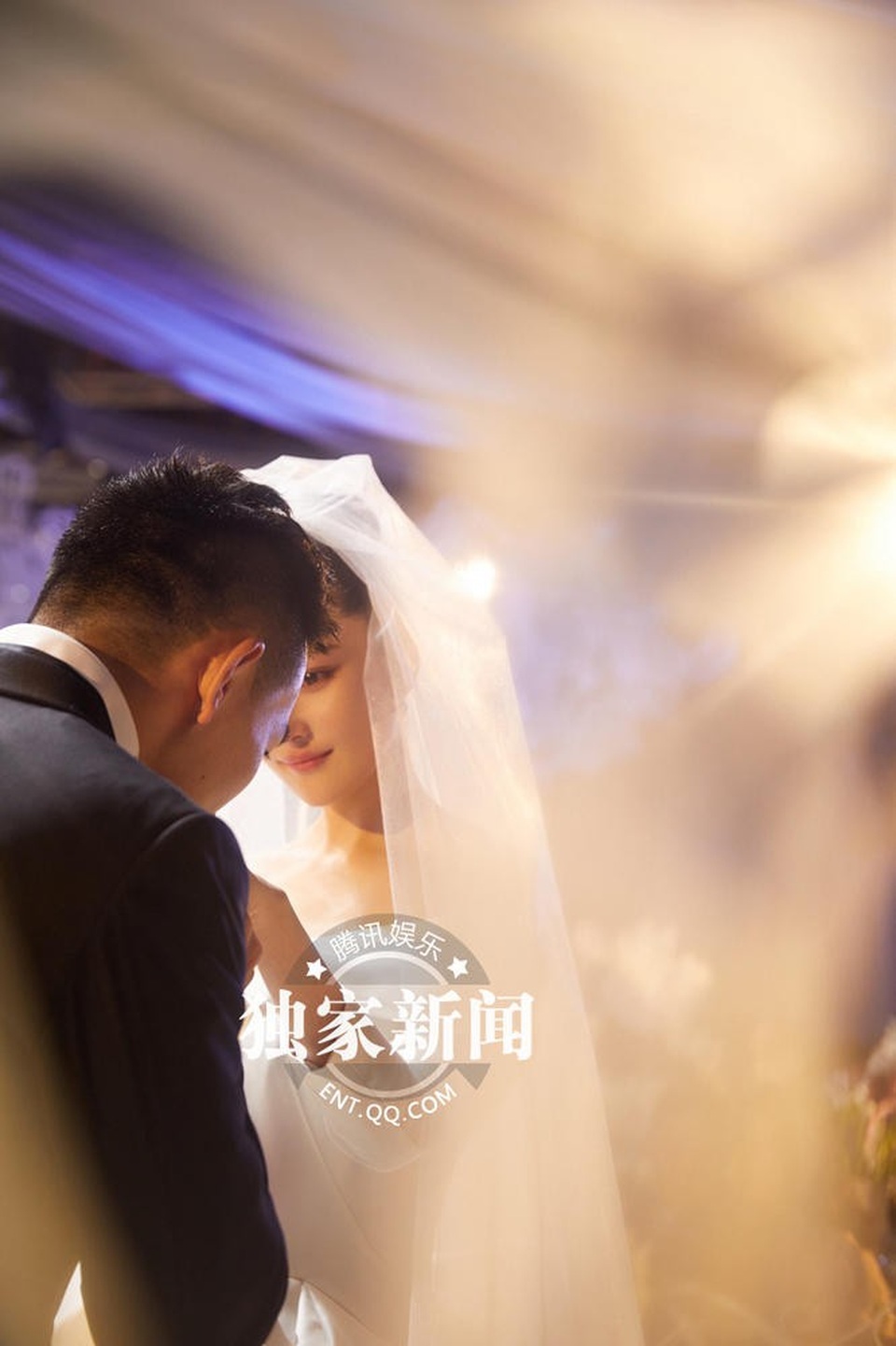 “Tình địch” cũ của Phạm Băng Băng xinh như công chúa trong hôn lễ - 3
...cô dâu Trương Hinh Dư liên tục bật khóc trong hôn lễ.