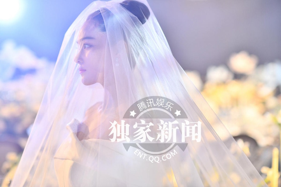 “Tình địch” cũ của Phạm Băng Băng xinh như công chúa trong hôn lễ - 4
Trương Hinh Dư chia tay cuộc sống độc thân ở tuổi 31 và sau gần 1 năm hò hẹn tìm hiểu.
