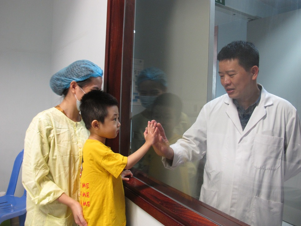 Cuộc sống mới được hồi sinh của hai cậu bé cận kề cửa tử - 2 Bác sĩ cũng đã thân như người nhà. Cậu bé 4 tuổi vô tư đùa nghịch với BS Hiền qua cánh cửa phòng cách ly.