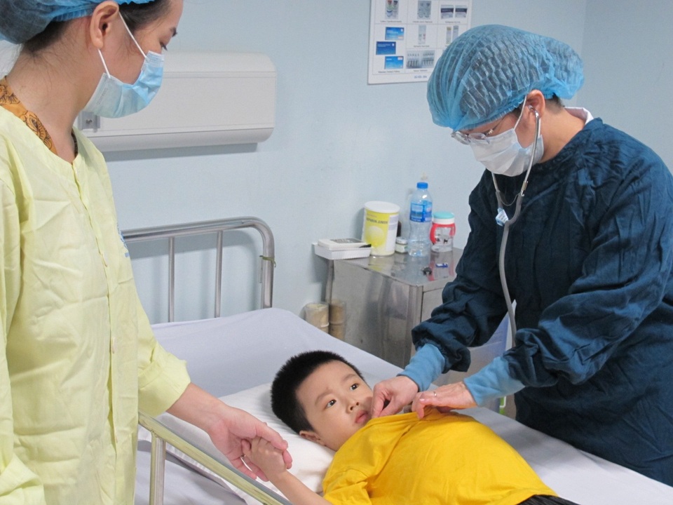 Cuộc sống mới được hồi sinh của hai cậu bé cận kề cửa tử - 1 TS Anh Hoa khám cho trẻ trước giờ con được xuất viện.