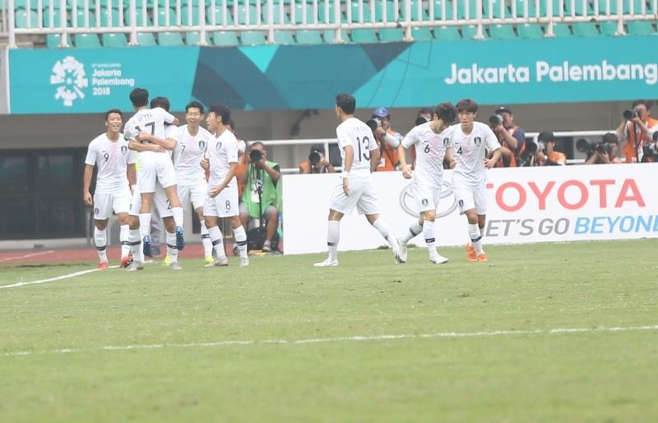 Olympic Việt Nam 1-3 Olympic Hàn Quốc: Dấu ấn của đẳng cấp - 9
Olympic Hàn Quốc đang chơi áp đảo và ép sân toàn diện