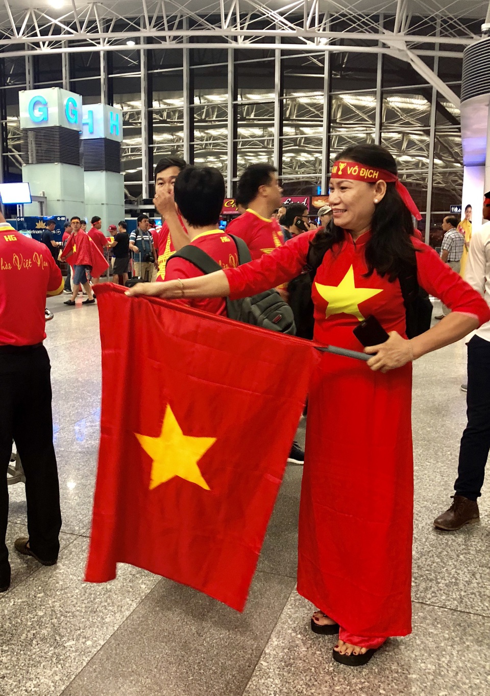 Rực rỡ cờ đỏ sao vàng trong chuyến bay sang Indonesia lúc rạng sáng - 2
Tuổi tác không ngăn được đam mê.